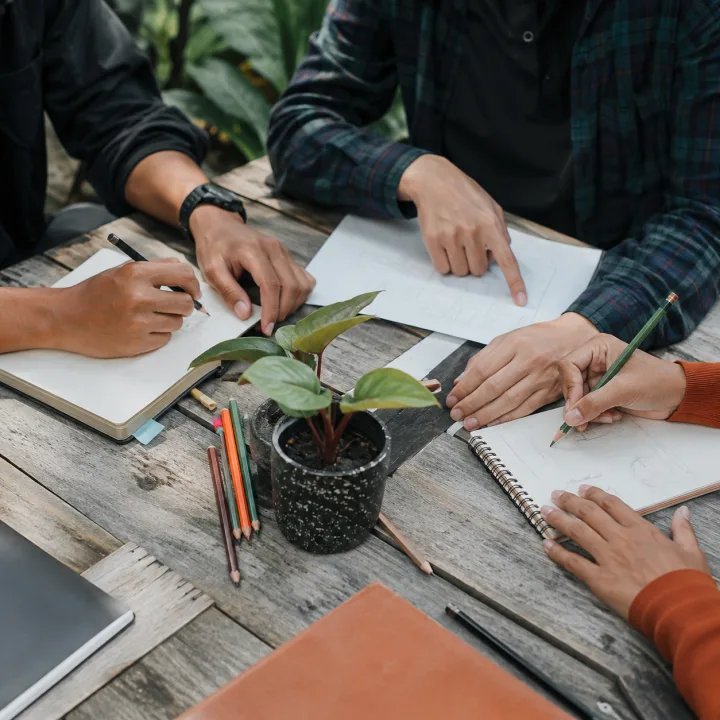 Tangan anggota Tekaloka Nusantara menyusun ide bersama